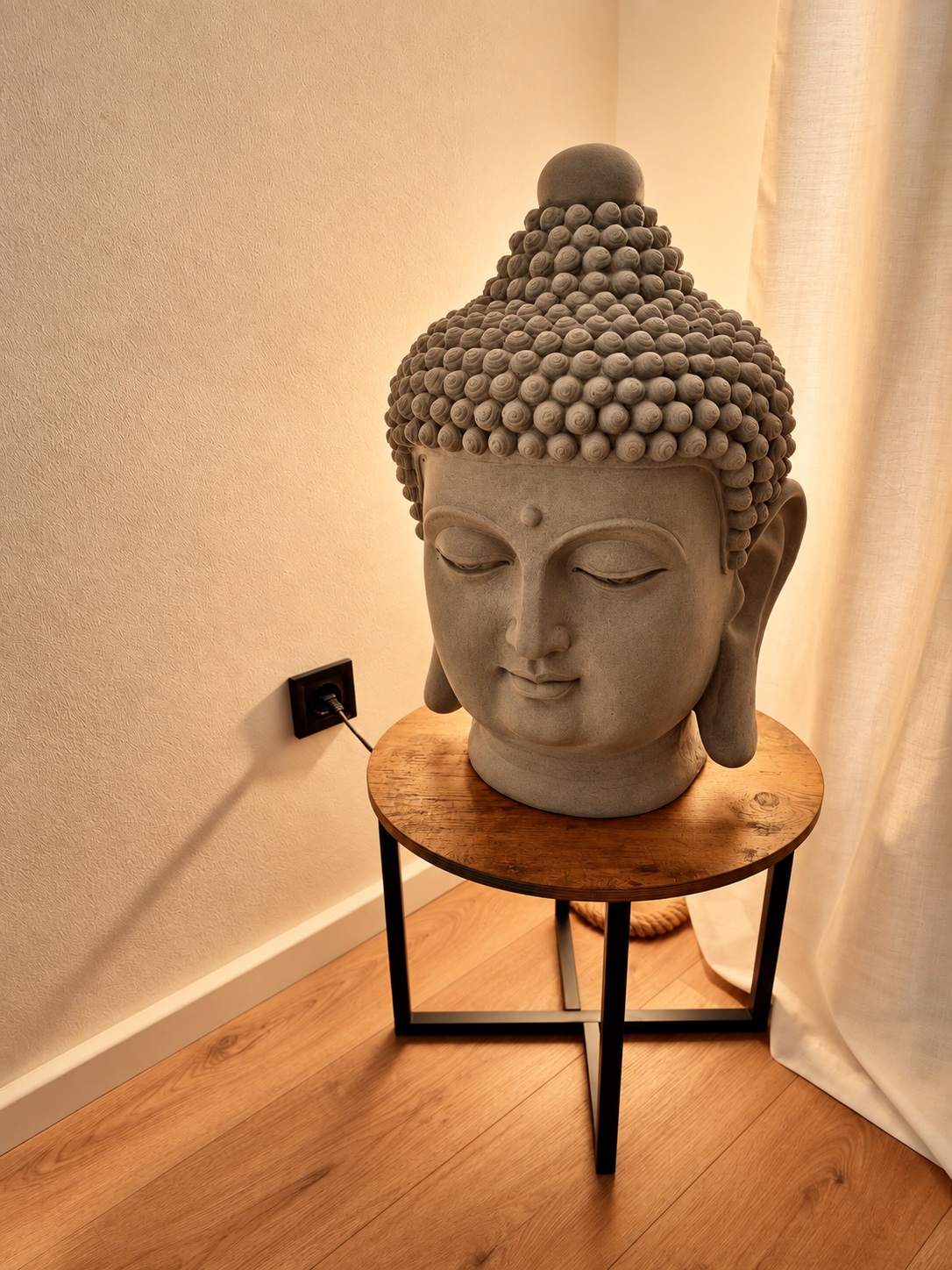 Buddha-szobor a Novara meleg fényű kezelőterében